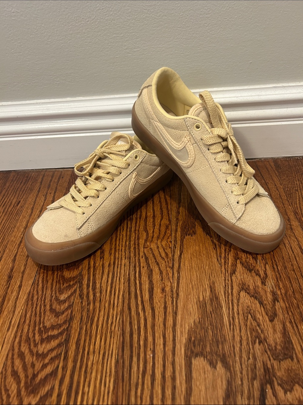 Nike Men’s Low-Top Sneakers in Beige with Gum Sole